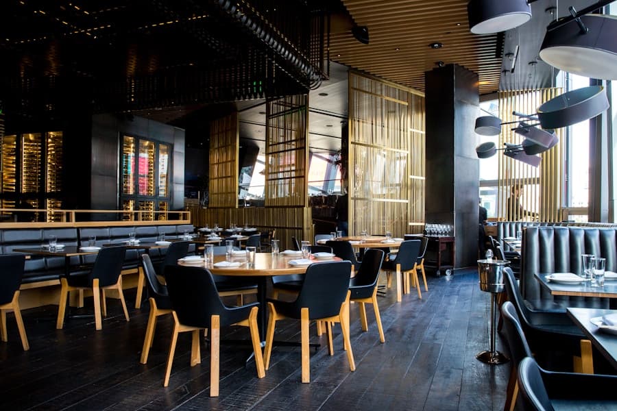 Marka kimliğine sahip modern restoran iç mekanı