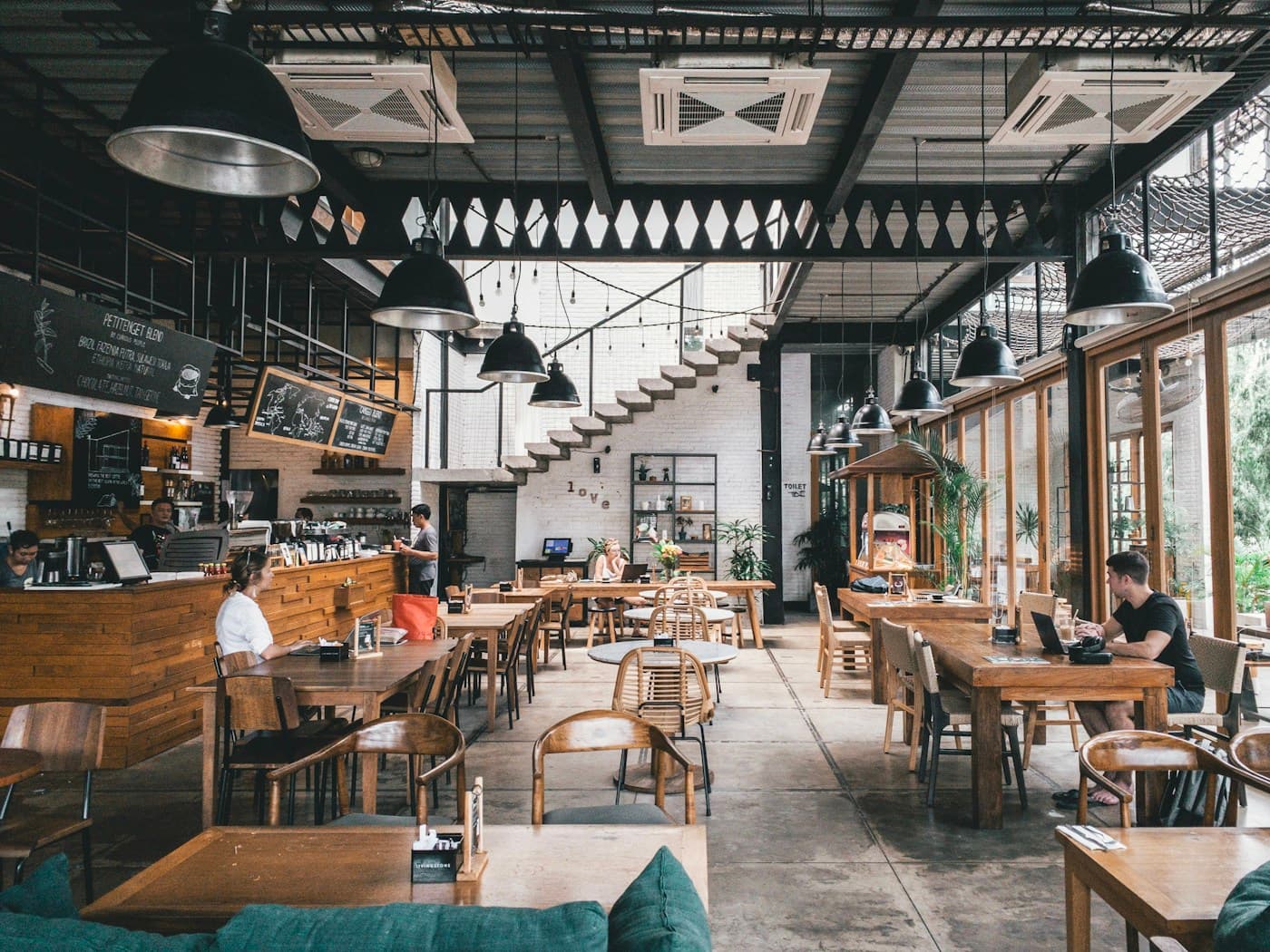 Canlı restoran salonu, müşteriler masada